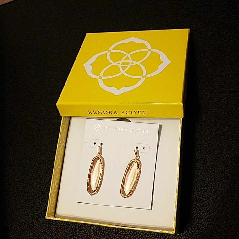 NWT Kendra Scott Peach Layla Earrings